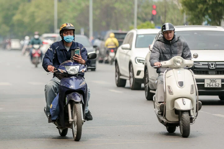 Cảnh báo: Lái xe máy vừa dùng điện thoại có thể bị phạt nặng năm 2025